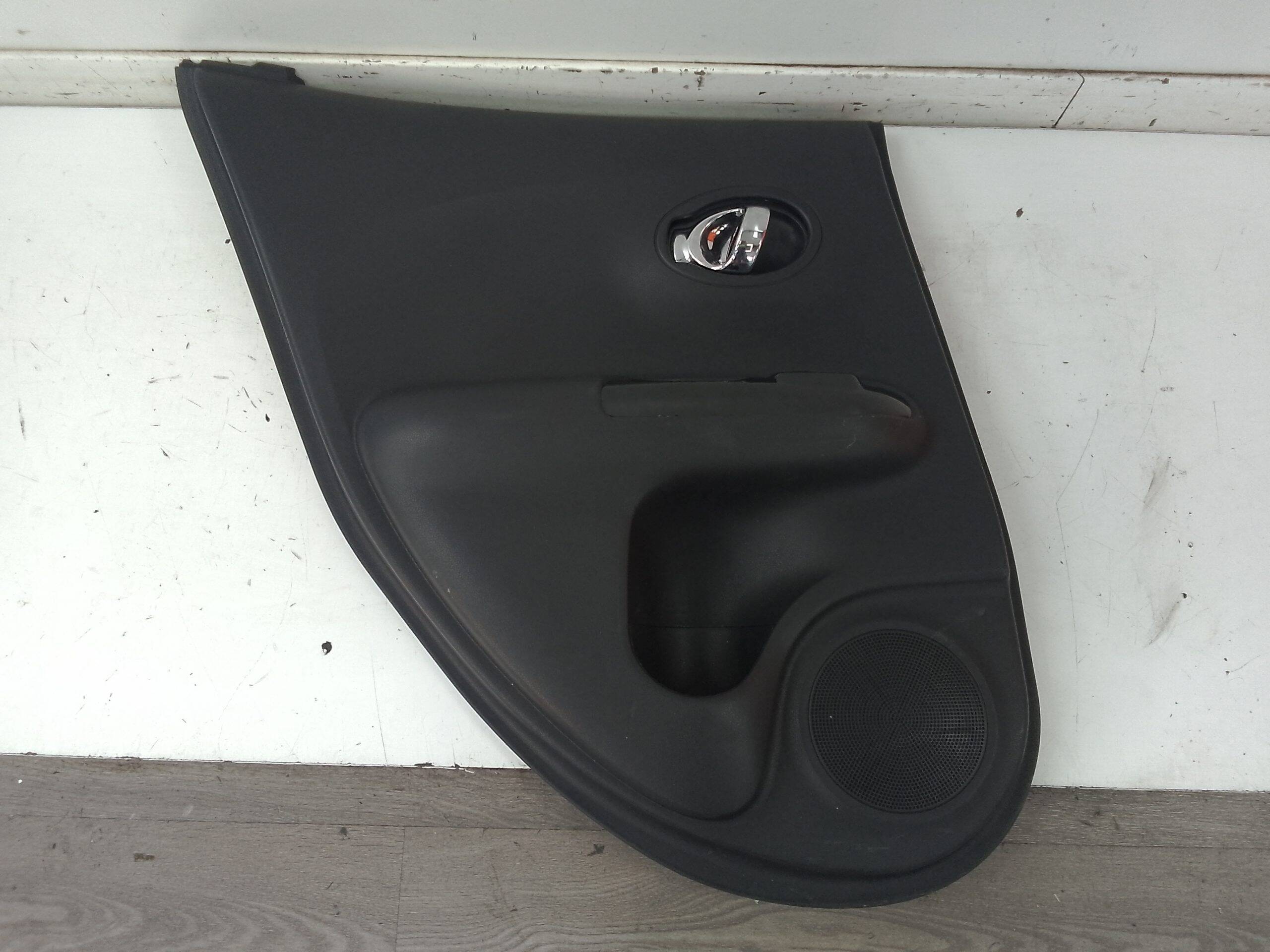 Guarnecido puerta trasera izquierda nissan juke i (f15e)(06.2010->)